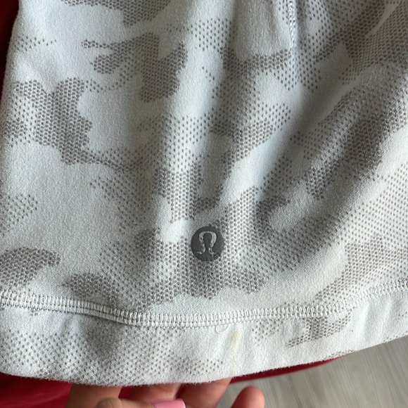 Lululemon light grey long sleeve size 2 - Picture 8 of 8